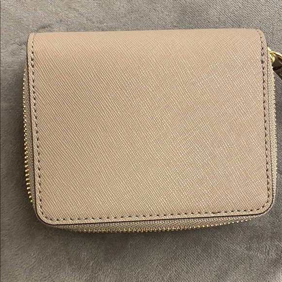 Tory Burch wallet with zipper and multiple slots for cards - Picture 2 of 10